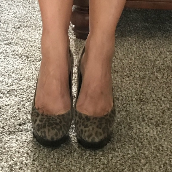 STUART WEITZMAN SUEDE LEOPARD PUMPS - Picture 2 of 8